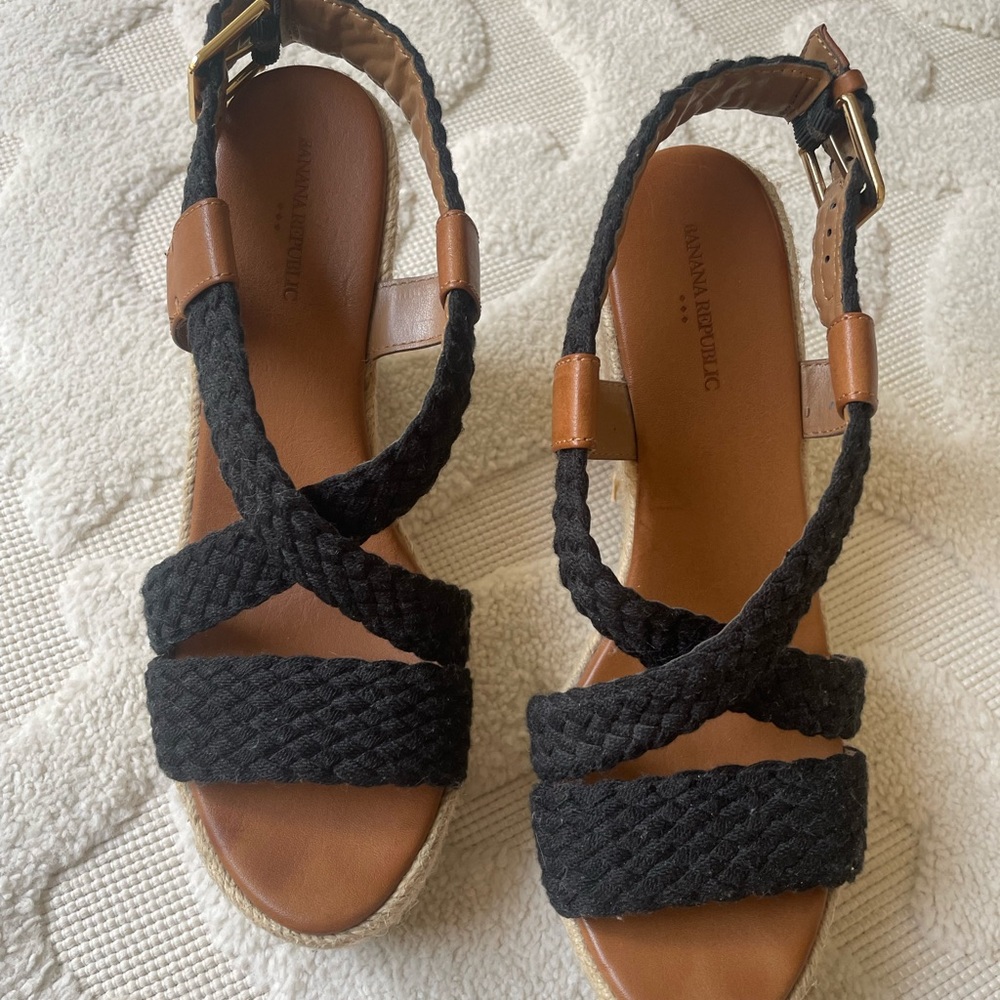 Like New Banana Republic Wedge Sandals Size 9